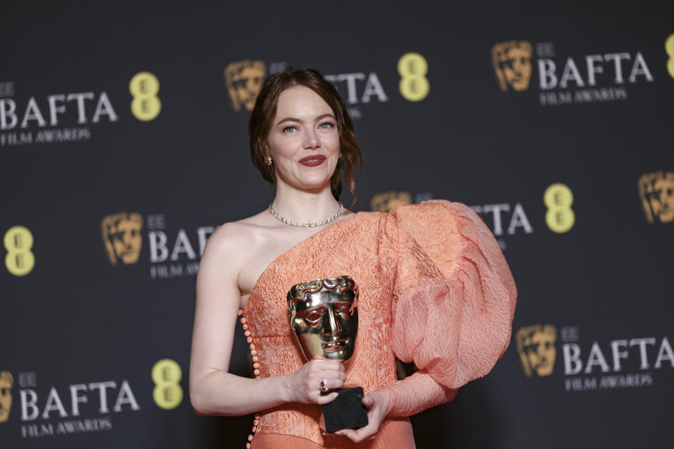 Emma Stone, ganadora del premio mejor actriz por "Poor Things" posa en la 77a entrega de los Premios de la Academia Británica de Cine (BAFTA) en Londres el domingo 18 de febrero de 2024. (Foto Vianney Le Caer/Invision/AP)