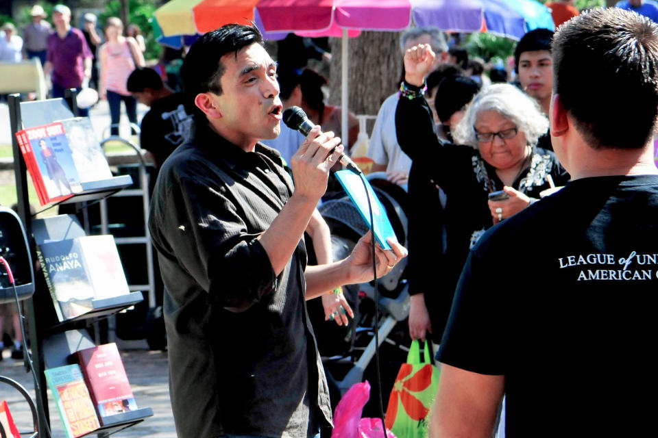 Tony Diaz speaks to a crowd. Librotraficante caravan in 2012 made its first stop at the Alamo in San Antonio. (Liana Lopez)