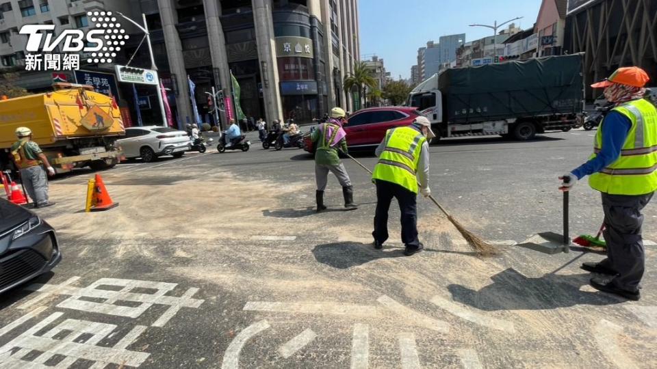 高雄一輛載滿廚餘桶的貨車因不慎掉落，造成滿街道都是「黃金」。（圖／TVBS）