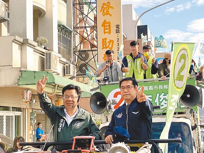 台南市長黃偉哲（右）12日陪民進黨嘉義市長候選人李俊俋掃街。（廖素慧攝）