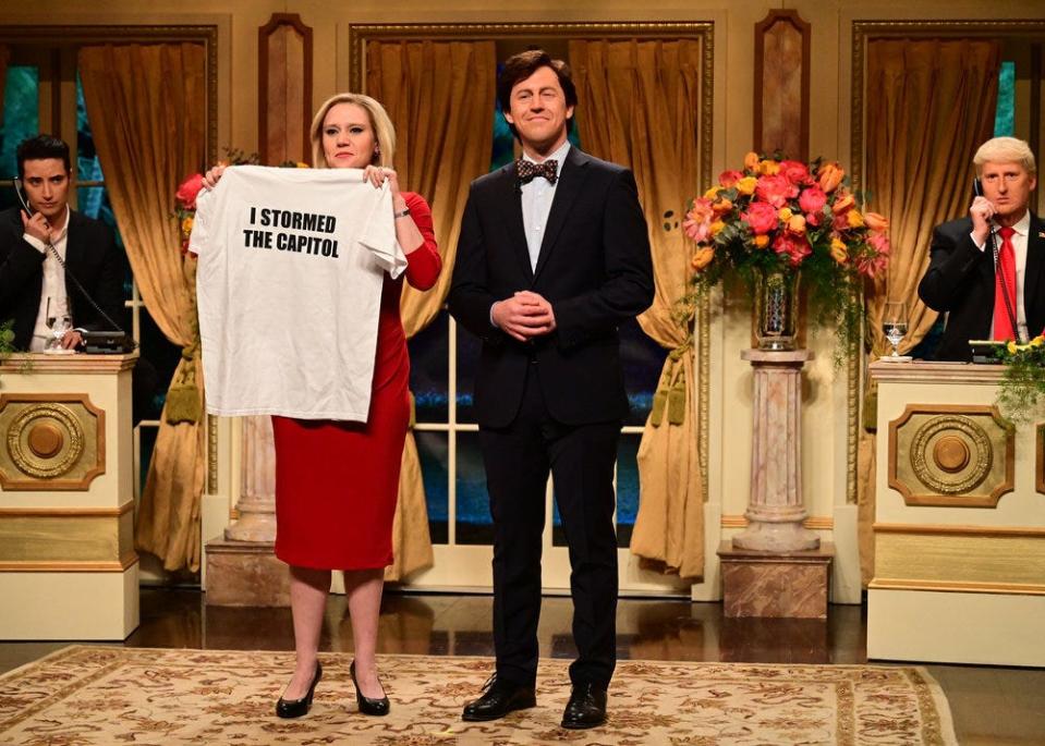 Pictured: (l-r) Kate McKinnon as Laura Ingraham and Alex Moffat as Tucker Carlson during the “Fox News Ukraine” Cold Open on Saturday, March 5, 2022.