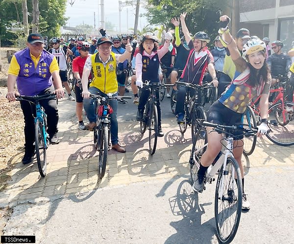 「來Bike（吧）！去屏東走走！」屏南場自行車活動，昨日開騎。（記者陳真攝）