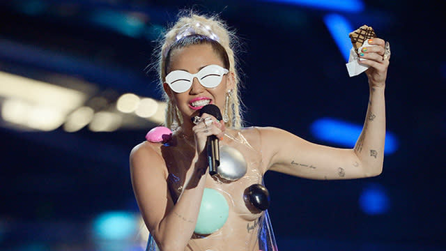Miley Cyrus' Nip Slip Live at 2015 MTV VMA - WARDROBE MALFUNCTION!