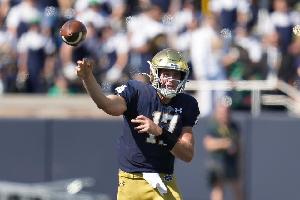 SOUTH BEND, IN - SEPTEMBER 18: Notre Dame Fighting Irish quarterback Jack Coan (17) throws the football during a game between the Notre Dame Fighting Irish and the Purdue Boilermakers on September 18, 2021, at Notre Dame Stadium, in South Bend, In (Photo by Robin Alam/Icon Sportswire via Getty Images)