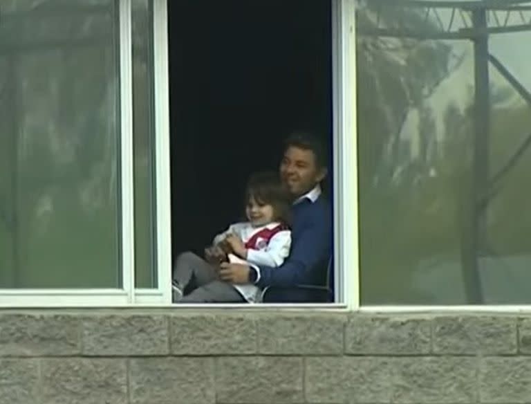 Marcelo Gallardo, con su hijo Benjamín, viendo a la Reserva de River ante San Lorenzo este lunes en el complejo River Camp