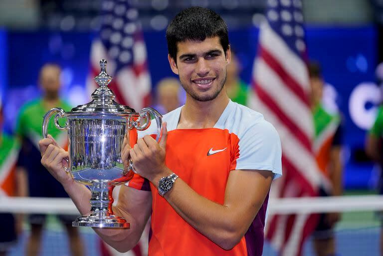 Alcaraz sosteniendo el trofeo de campeón del Abierto de Estados Unidos 2022