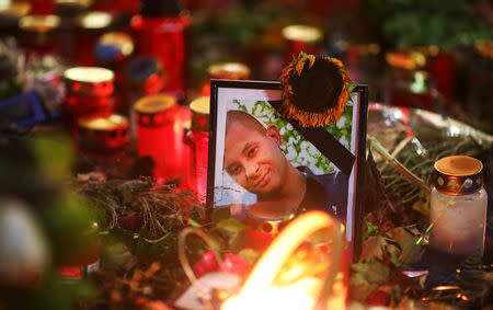 Candles and flowers are seen at the crime scene where a German man was stabbed in Chemnitz, Germany, August 31, 2018. REUTERS/Hannibal Hanschke