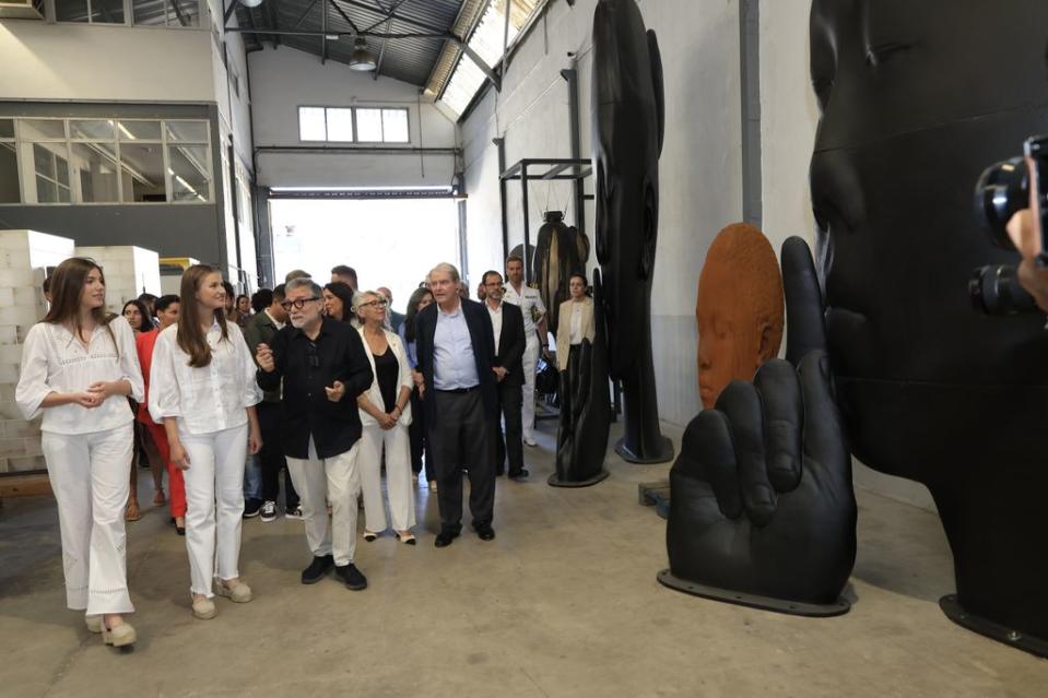 La princesa Leonor y la infanta Sofía en el taller de Jaume Plensa