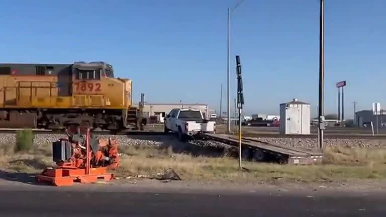 El momento en el que un tren embiste a un vehículo luego de un fatal choque en Texas, Estados Unidos