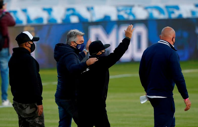 Diego Maradona saluda antes del encuentro entre Gimnasia y Esgrima, y Patronato, en La Plata