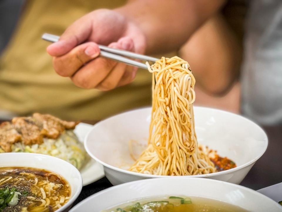 半價神還原「鼎泰豐炒飯」！北投暴紅美食是這家，銅板價吃紅油燃麵、酸辣湯