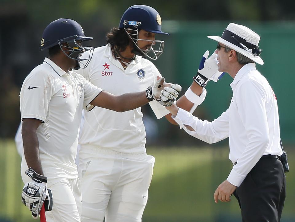 Umpire Nigel Llong (R) speaks with India's batsman Ishant Sharma (C) after an argument between Sharma and Sri Lanka's bowler Dhammika Prasad (not pictured) next to India's Ravichandran Ashwin (L) during the fourth day of their third and final test cricket match in Colombo August 31, 2015. REUTERS/Dinuka Liyanawatte