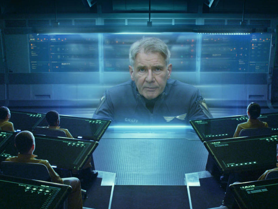 Auch in "Ender's Game – Das große Spiel" (2013) kam die Action nicht zu kurz. Harrison Ford übernahm die Rolle des 'Colonel Hyrum Graff'. Der Film spielt in der Zukunft, 50 Jahre nach einem verheerenden Angriff von Außerirdischen. Der hochbegabte Junge 'Ender Wiggin' wird auf eine Militärschule geschickt, um dort das strategische Kriegshandwerk zu erlernen. Denn die Menschheit plant einen Gegenschlag auf die Alien-Welt, und 'Ender' sollen den Sieg sichern. (Bild-Copyright: Moviestore/REX/Shutterstock)