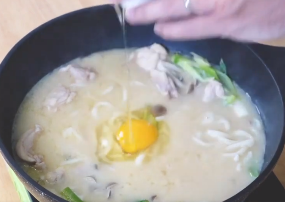 味噌鍋燒烏龍麵加入蛋，可以提升烏龍麵的風味。