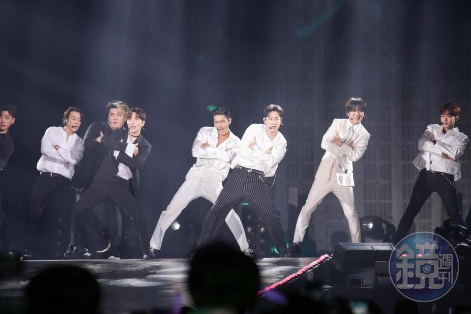韓國天團Super Junior演唱經典〈SORRY, SORRY〉，招牌舞步引爆尖叫。