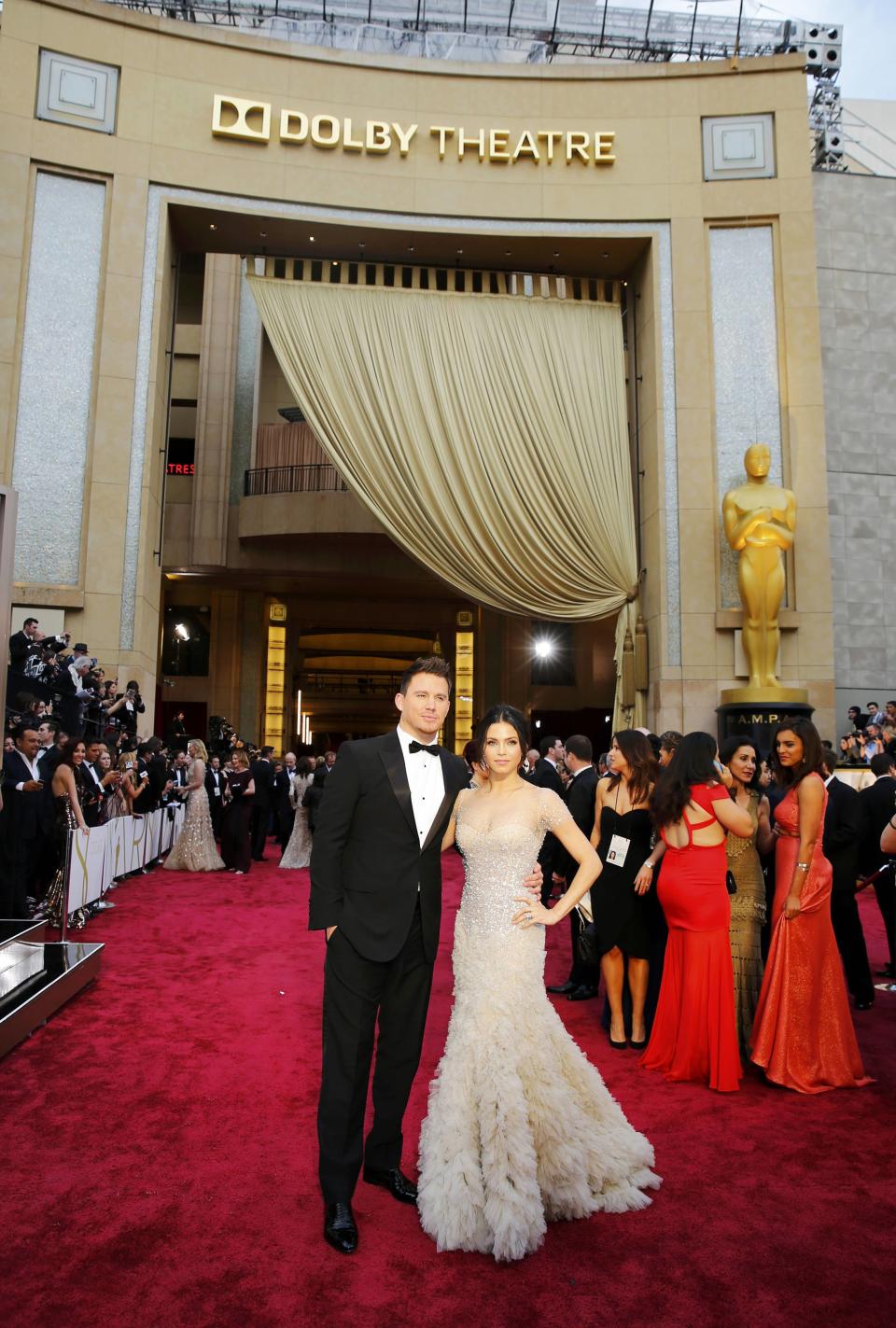 Presenter Channing Tatum and his wife Jenna Dewan arrive on the red carpet at the 86th Academy Awards in Hollywood, California March 2, 2014. REUTERS/Mike Blake (UNITED STATES TAGS: ENTERTAINMENT) (OSCARS-ARRIVALS)