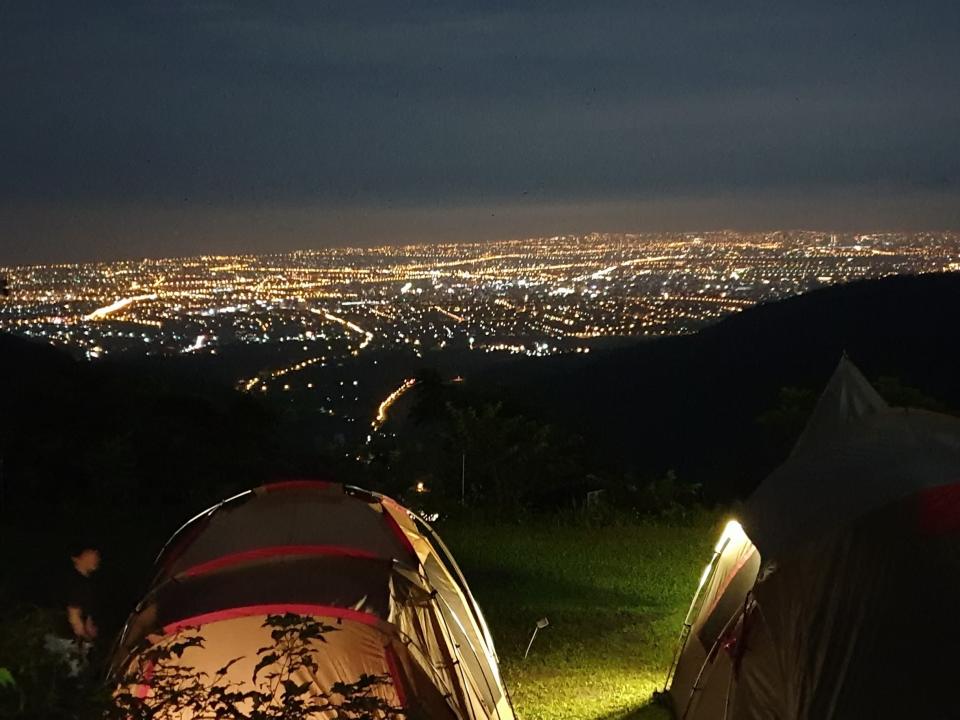 鷗漫景觀營地擁有獨一無二的百萬夜景。(攝影：Vivian Liu) 