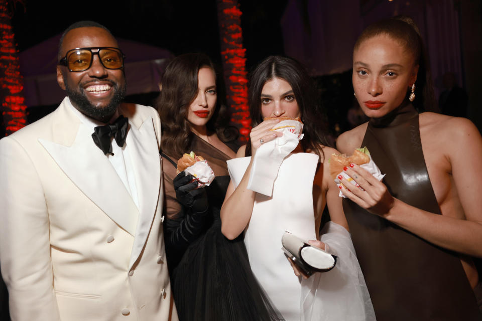 BEVERLY HILLS, CALIFORNIA - MARCH 10: EXCLUSIVE ACCESS, SPECIAL RATES APPLY. (L-R) Stephen Galloway, Irina Shayk, Emily Ratajkowski and Adwoa Aboah attend the 2024 Vanity Fair Oscar Party Hosted By Radhika Jones at Wallis Annenberg Center for the Performing Arts on March 10, 2024 in Beverly Hills, California. (Photo by Matt Winkelmeyer/VF24/WireImage for Vanity Fair)