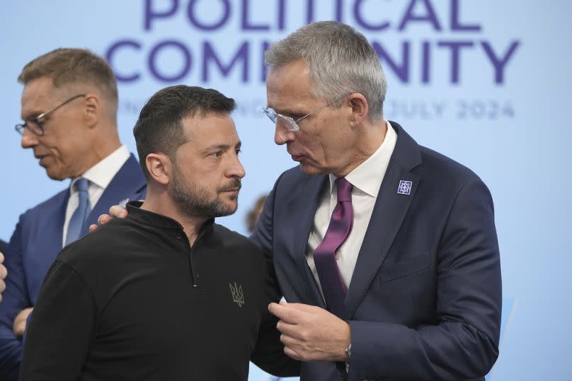 El presidente ucraniano Volodymyr Zelenskyy, a la izquierda, habla con el secretario general de la OTAN, Jens Stoltenberg, el jueves 18 de julio de 2024.