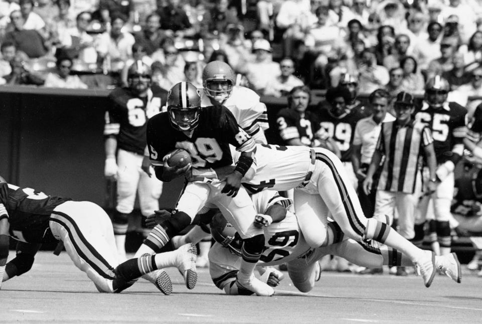 New Orleans Saints wide receiver Wes Chandler (89) tucks the ball in as he grinds ahead for long yardage against the Bengals in Cincinnati, Ohio, Sunday, Sept. 24, 1978.  (AP Photo)