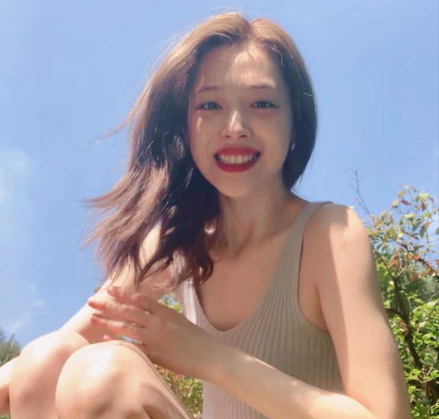 South Korean singer-songwriter Sulli's robe slip ranks in most searched  query on Korean search engine
