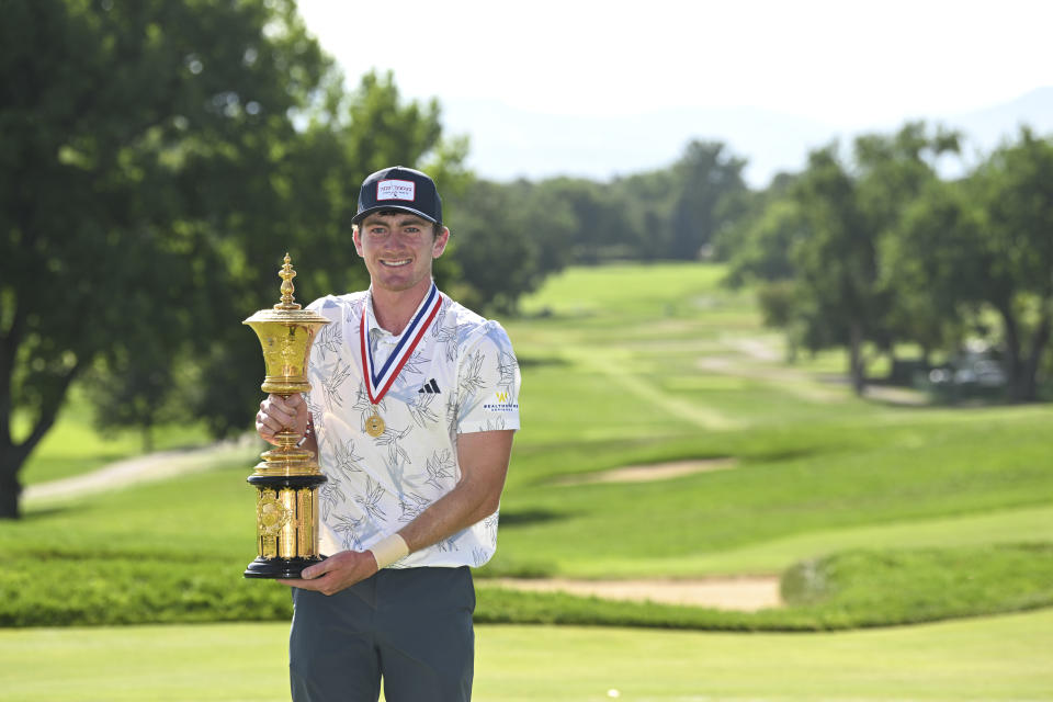 Nick Dunlap poses with the Havemeyer Trophy after winning the 2023 U.S. Amateur at Cherry Hills C.C. in Cherry Hills Village, Colo. on Sunday, Aug. 20, 2023. (Kathryn Riley/USGA)