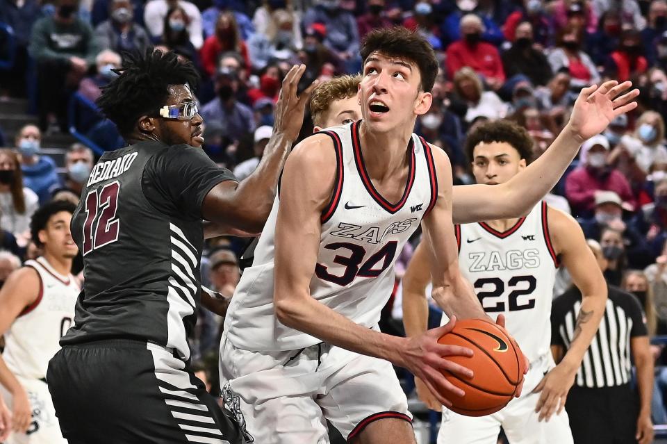 Gonzaga center Chet Holmgren shoots against Santa Clara center Jaden Bediako, Feb. 19, 2022.