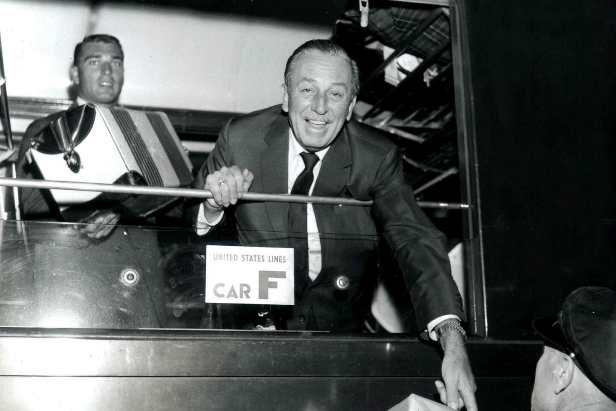 Walt Disney dans les années 1950 à la gare Saint-Lazare.  - Credit:UNIVERSAL PHOTO/SIPA / SIPA