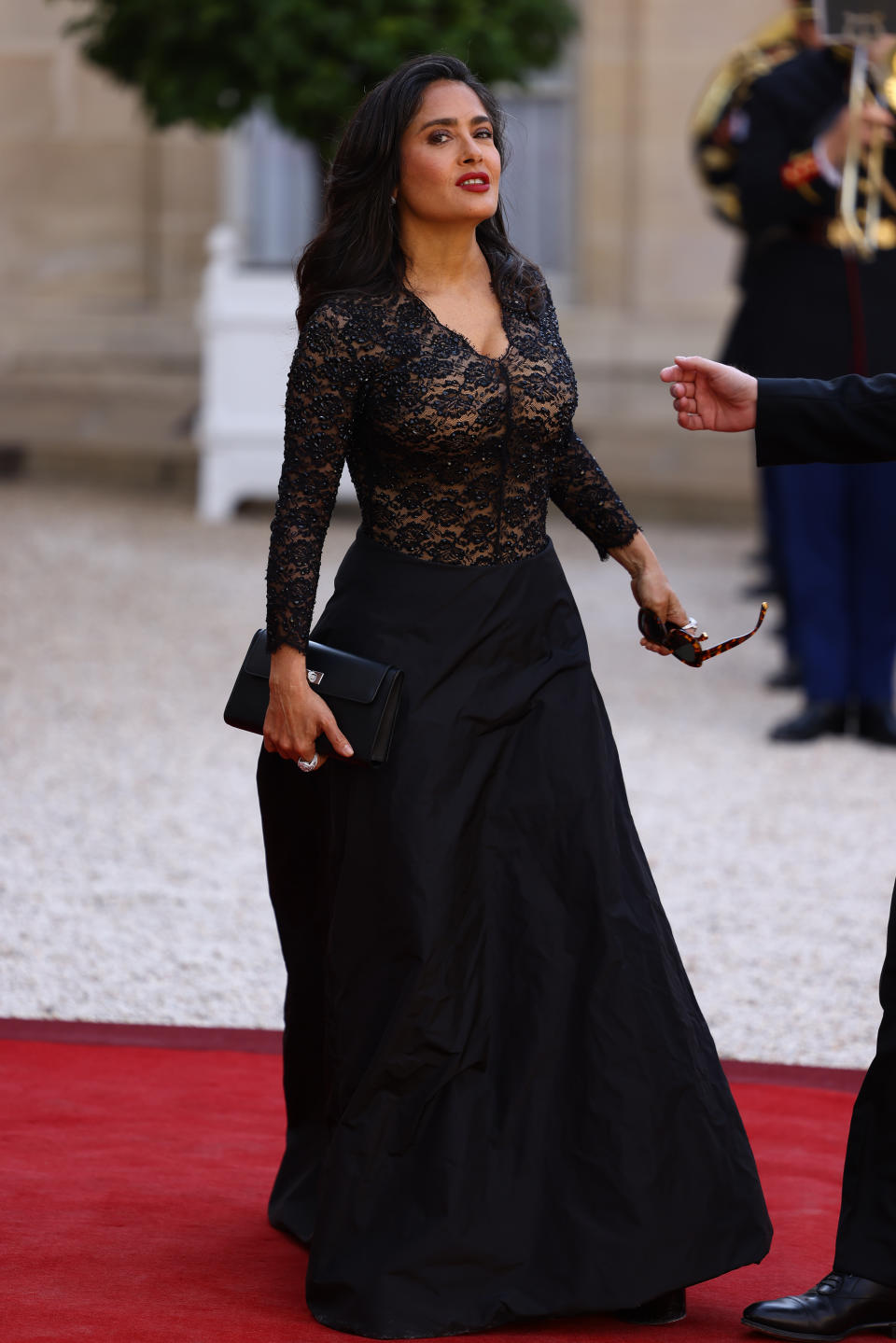 Salma Hayek zog im schwarzen Spitzenkleid alle Blicke auf sich