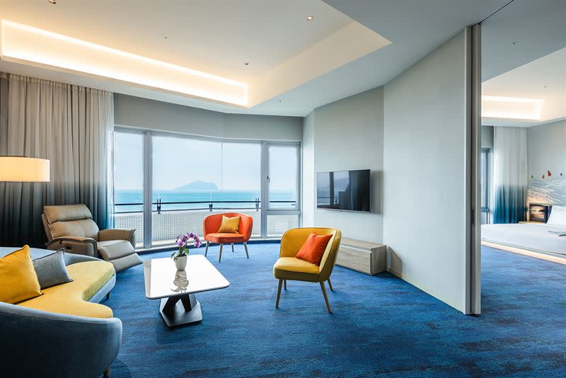 凱渡廣場酒店全館60%為海景房，拉開窗簾就是龜山島。（圖／凱渡廣場酒店提供）