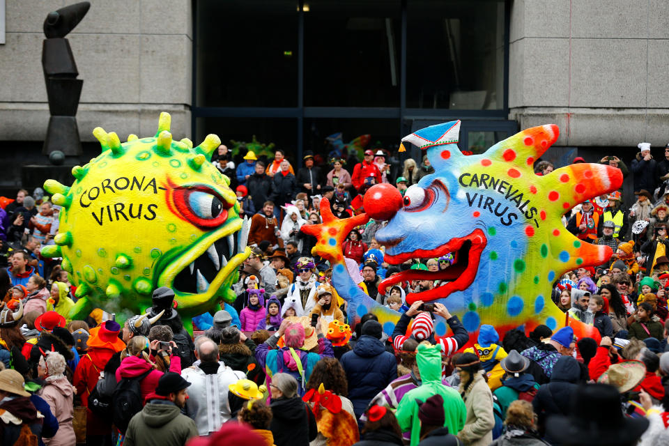 Corona-Wagen auf dem Rosenmontagsumzug 2020 in Düsseldorf (Bild: Reuters/Thilo Schmuelgen)