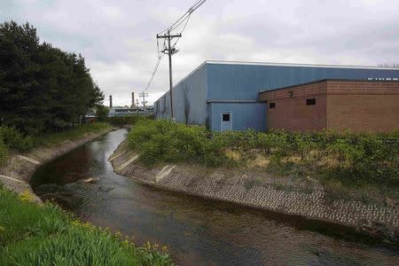 Beaver Brook, a source of large flooding, flows past the unoccupied and defunct Kingsbury manufacturing plant in Keene, New Hampshire May 16, 2014. REUTERS/Brian Snyder