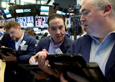 Traders work on the floor of the New York Stock Exchange (NYSE) in New York City, U.S., June 10, 2016. REUTERS/Brendan McDermid - RTSGXVO