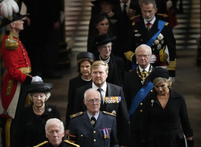 El rey Guillermo y la reina Máxima caminan con la reina Beatriz de Holanda, el rey Carl Gustaf XVI y la reina Silvia de Suecia, la reina Margarita II de Dinamarca, el rey Felipe VI y la reina Letizia de España 