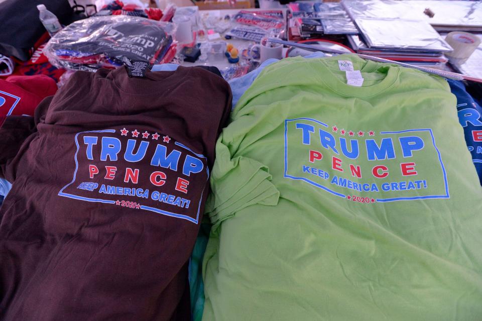 Trump merchandise is solMercancía de la campaña de reelección de Donald Trump y Mike Pence, una forma de hacerse de recursos de campaña y promover su filiación y propaganda. (AFP) d at a roadside shop outside the Democratic Party's 61st Annual McIntyre-Shaheen 100 Club dinner at the SNHU arena in Manchester, New Hampshire on February 8, 2020. - In the tiny state of New Hampshire, presidential hopefuls seeking to secure votes hold multiple campaign events in small-scale venues ahead of the primary, giving a much-welcome economic boost to local businesses turned into political pit-stops. (Photo by Joseph Prezioso / AFP) (Photo by JOSEPH PREZIOSO/AFP via Getty Images)