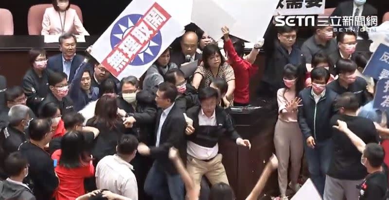 國民黨團為阻止蘇貞昌上台報告，當場與他黨立委爆發嚴重衝突。（圖／資料照）