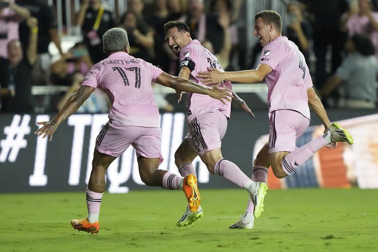 Lionel Messi celebra su golazo, perseguido por Arroyo y Martínez, en la victoria de Inter Miami.