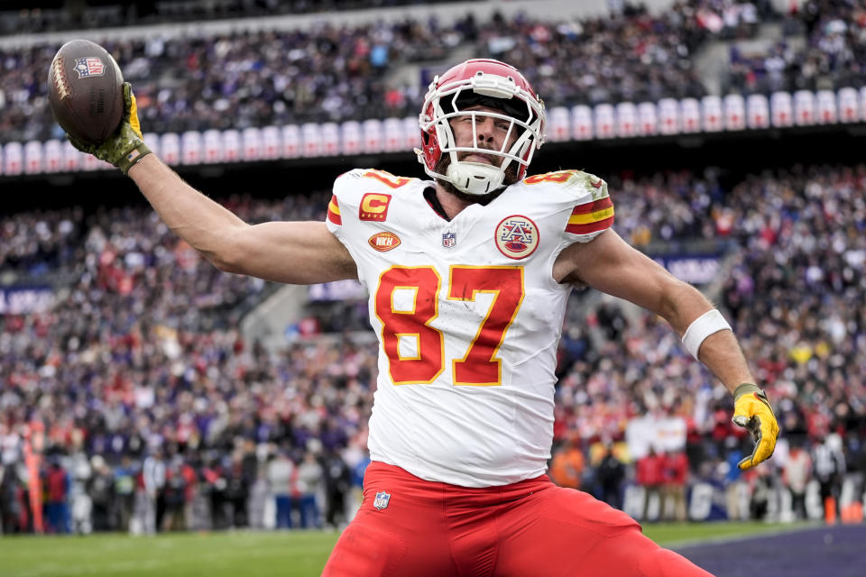 El tight end de los Chiefs de Kansas City, Travis Kelce (87), celebra su touchdown contra los Ravens de Baltimore durante la primera mitad del partido de campeonato de la AFC el domingo 28 de enero de 2024, en Baltimore. (Foto AP/Alex Brandon)