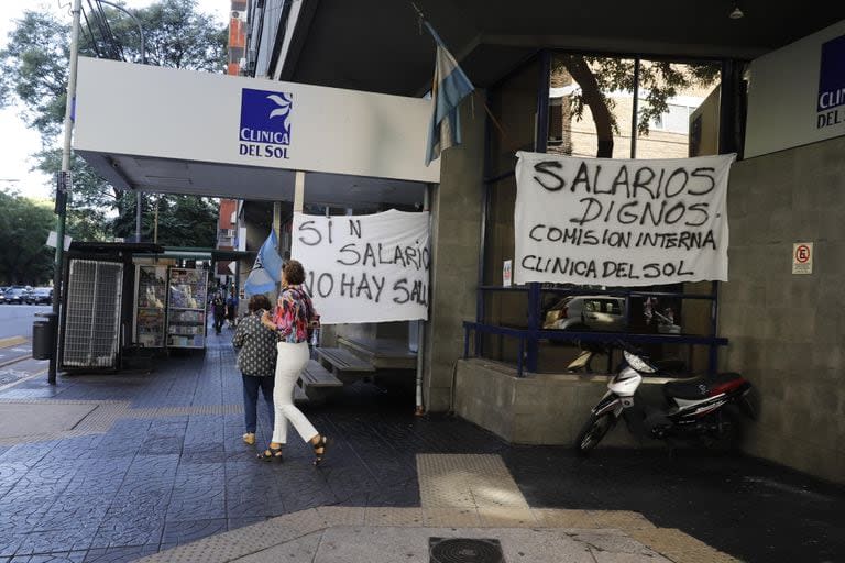 Las banderas con leyendas frente a la Clínica del Sol