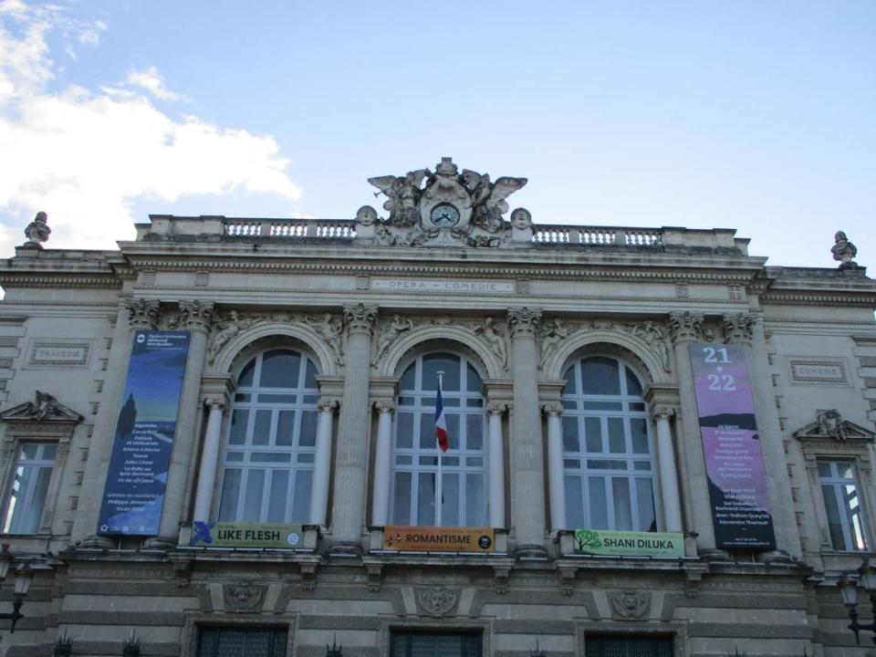 El imponente palacio de la Prefectura de Montpellier.