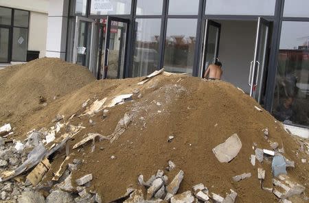 Labourers work at a construction site inside the International Hardware and Building Materials City around two weeks after the city's ground opening, in Qiqihar, Heilongjiang province, September 22, 2014. REUTERS/Adam Rose