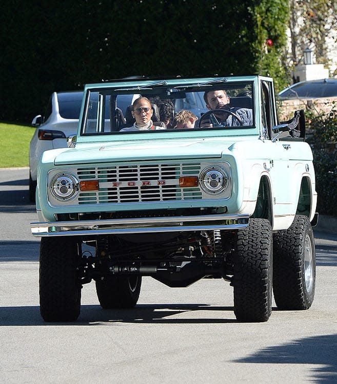 Ben Affleck y Jennifer Lopez pasean en coche 