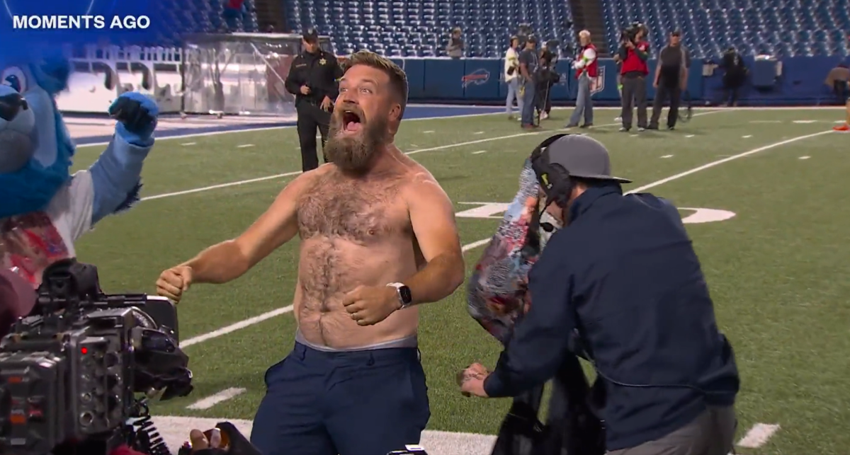 Ryan Fitzpatrick rips shirt off, flexes, hugs Josh Allen with bare chest  after Bills win - Yahoo Sports