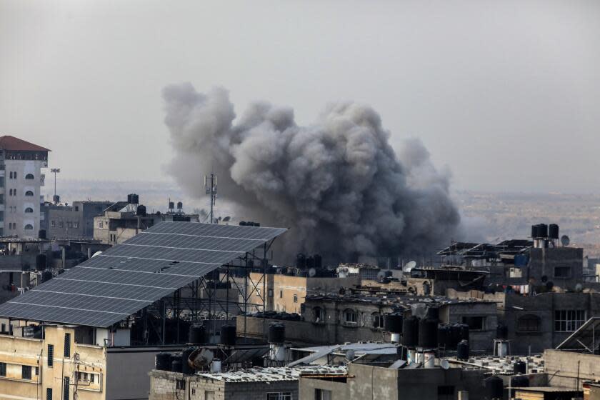 RAFAH, GAZA - DECEMBER 01: Smoke rises after Israeli attacks hit Rafah, Gaza on December 01, 2023. Israeli army intensively resumes its attacks across Gaza Strip early on Friday after humanitarian pause ends. (Photo by Abed Rahim Khatib/Anadolu via Getty Images)