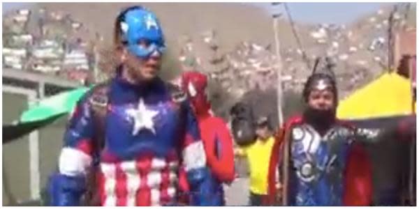 Policías disfrazados de Avengers capturan a grupo criminal: VIDEO  