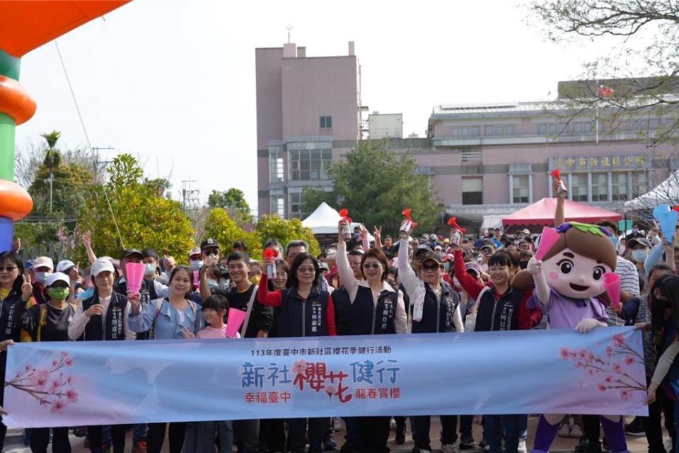 新社櫻花季健行活動18日登場，正式向遊客宣告新社櫻花盛開了！圖／新社區公所提供