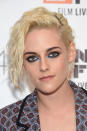 <p>El smokey eye en 360 grados que lució Kristen Stewart en el pasado Festival de Cine de Nueva York causó furor. Fue un súper acierto de su maquillista el combinar un tono tan fuerte como el azul eléctrico con el negro, dejando mejillas y labios casi al natural. – Foto: Jamie McCarthy/Getty Images</p>