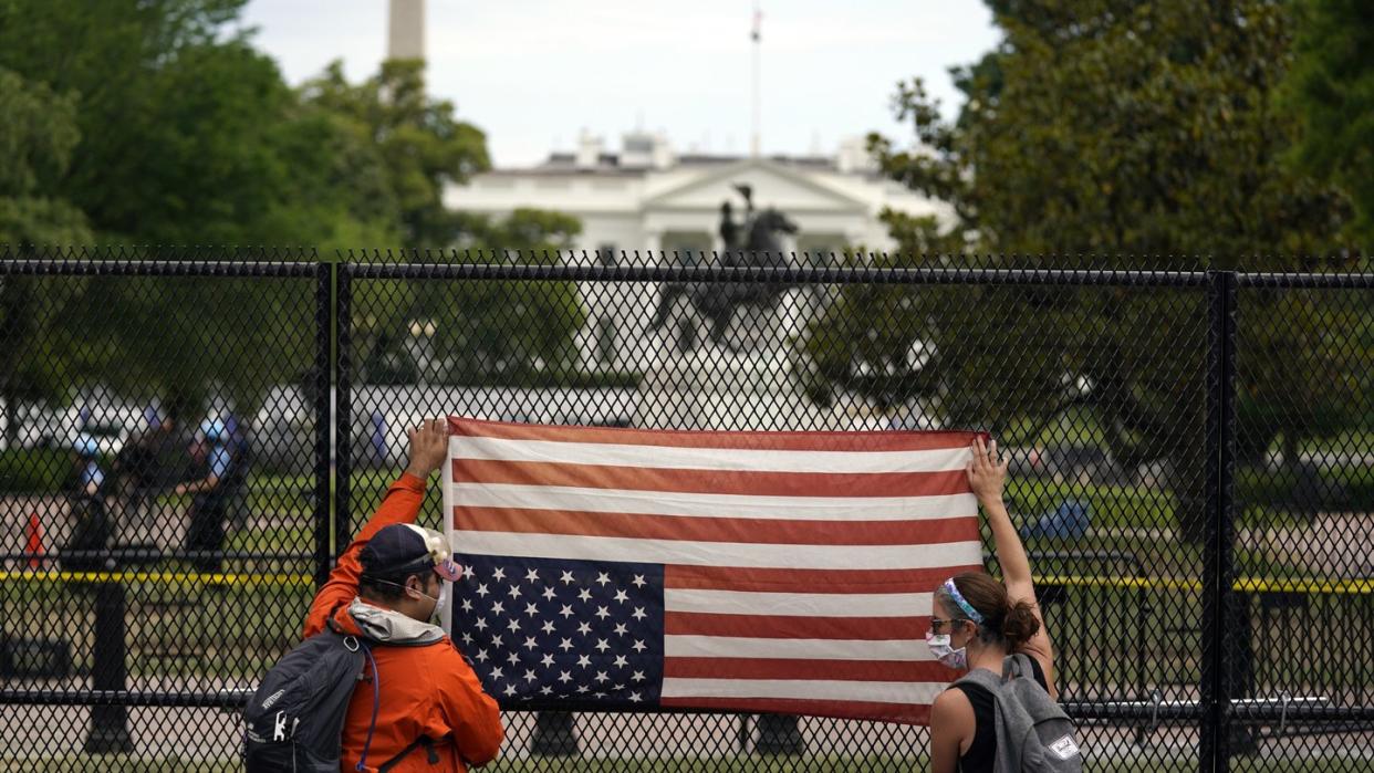 Protest mit einer umgedrehten US-Flagge vor dem Weißen Haus.