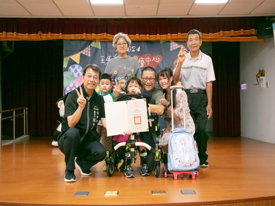 台中市瑪利亞早療中心畢業典禮，社會局副局長陳仲良祝福18名畢業生，邁向新人生。（圖：瑪利亞基金會提供）