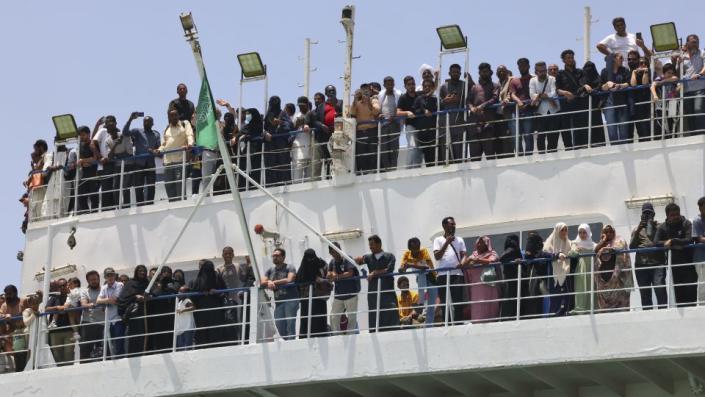 Un feribot transportă aproximativ 1900 de evacuați peste Marea Roșie de la Port Sudan la baza navală a Regelui Saudit Faisal din Jeddah.  - Fayez Nureldine/AFP/Getty Images/File